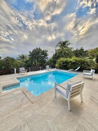Villa tropicale avec piscine, terrasses et jardin - Location saisonnière - Petit-Bourg