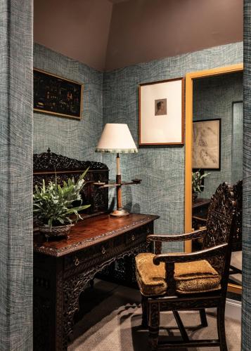 Double room, four poster