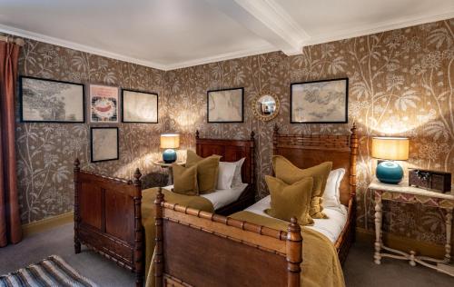 Twin room, classic