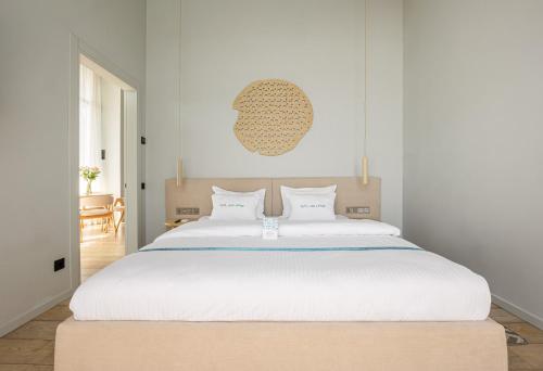 1 queen bed, 1 sofa bed