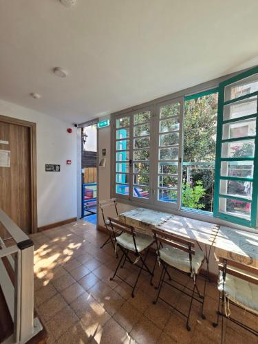 Harrys Inn Guesthouse - image 2