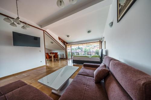 Spacious Haven, 3BR Penthouse, Free GRG PKG, Old Town