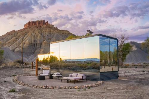 . Reflections - Luxe Mirror Home Near Capitol Reef