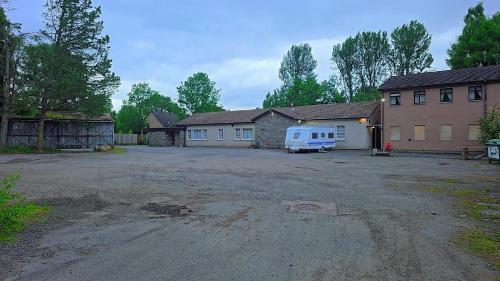 A szálláshely kívülről, The Garve Flats in Gorstan