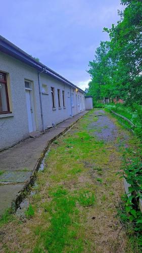 A szálláshely kívülről, The Garve Flats in Gorstan