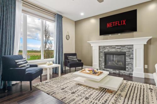 . Sleeps 13, fireplace, 2 living rooms, king bed