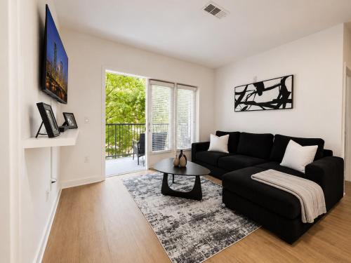 Stylish 2BR Charlotte Stay Pool Gym & BBQ