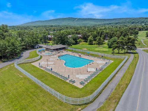 Swimmingpool, Woods Song - Natures Promise (Woods Song -- Hot Tub - Pet Friendly - Wifi - King Bed - Woods Resort - Golf Nearby - Pool Pass - Sp) in Hedgesville