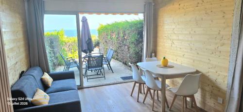Studio vue mer avec terrasse et piscine partagée