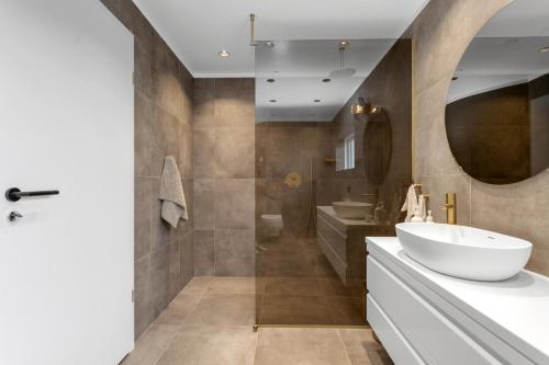 衛浴, A modern and stylish furnished house in Reykjavík (A modern and stylish furnished house in Reykjavik) in 林德賽爾