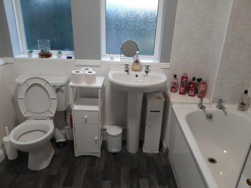 Budget Friendly, comfortable 3 BR HSE,Close to City Centre,Sleeps 5 in 戴布魯克