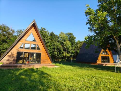 Viesnīcas āriene, Sava A-Frames Riverfront Cabins in Zasavica