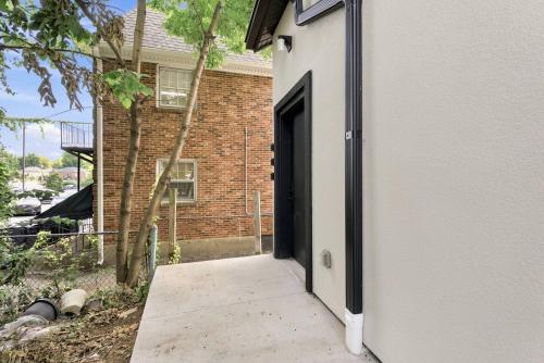 Charming Studio Stay Walk to Dining and UK in Eastside