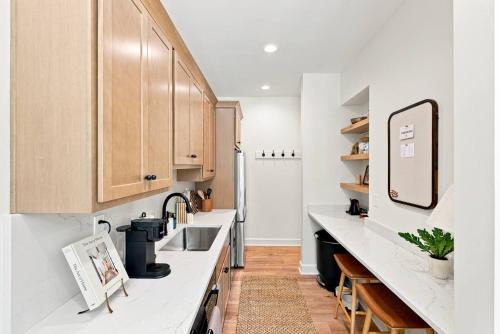 Charming Studio Stay Walk to Dining and UK in Eastside