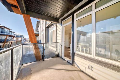 Double Garage | Stunning Home | Balcony - image 4