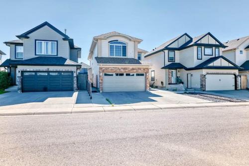 4BR Spacious Home with Free Parking and KING Bed - image 2