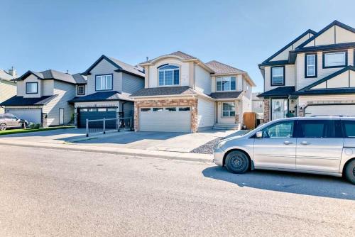 4BR Spacious Home with Free Parking and KING Bed - image 3