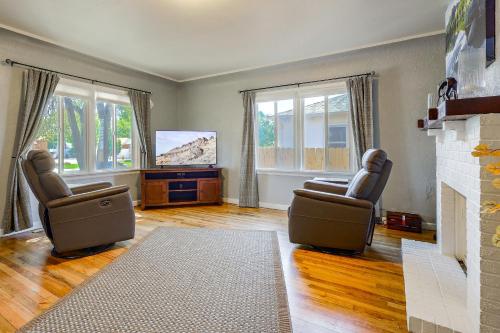 Near Riverwalk & Lake Adventures! Pueblo Home in 梅薩章克申