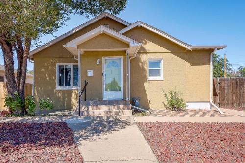 Near Riverwalk & Lake Adventures! Pueblo Home in 梅薩章克申