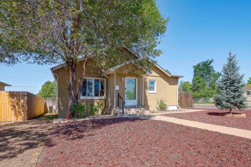 Near Riverwalk & Lake Adventures! Pueblo Home in 梅薩章克申