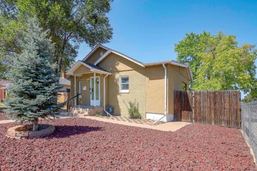 Near Riverwalk & Lake Adventures! Pueblo Home in 梅薩章克申