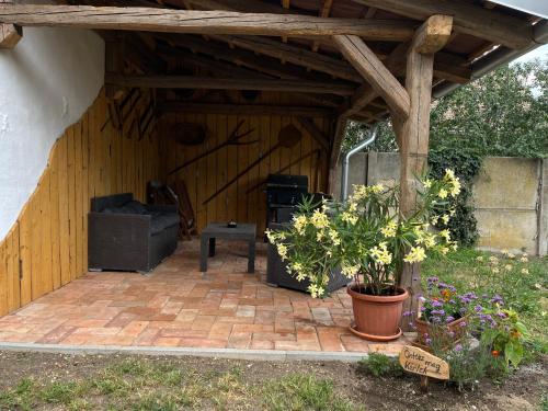 Balcony/terrace, Antik Porta-Hangulatos paraszthaz kerttel,borospincevel es infraszaunaval in Zsira