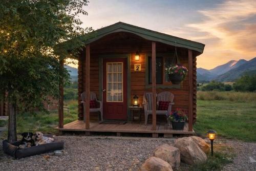Deluxe Cabin 1 with Bunks, Campfire & Mountain Air, Buena Vista CO!
