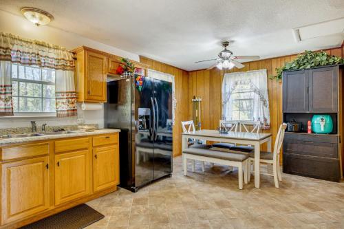 1 Mi To Mcas New River: Peaceful Home W/ Patio - Jacksonville, NC