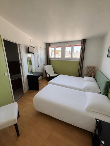 1 queen bed, 1 twin bed