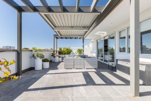 Corner Penthouse with City Views in Armadale in Malvern