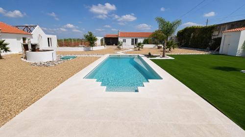 ทัศนียภาพภายนอกโรงแรม, Luxury Villa with Private Pool & Huge Garden in โมยตา