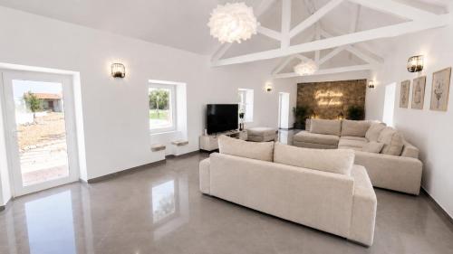 ห้องส่วนกลางสำหรับนั่งเล่น/ดูทีวี, Luxury Villa with Private Pool & Huge Garden in โมยตา