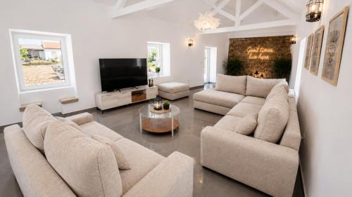 ห้องส่วนกลางสำหรับนั่งเล่น/ดูทีวี, Luxury Villa with Private Pool & Huge Garden in โมยตา