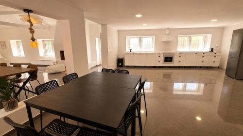 ห้องครัว, Luxury Villa with Private Pool & Huge Garden in โมยตา