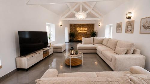 ห้องส่วนกลางสำหรับนั่งเล่น/ดูทีวี, Luxury Villa with Private Pool & Huge Garden in โมยตา
