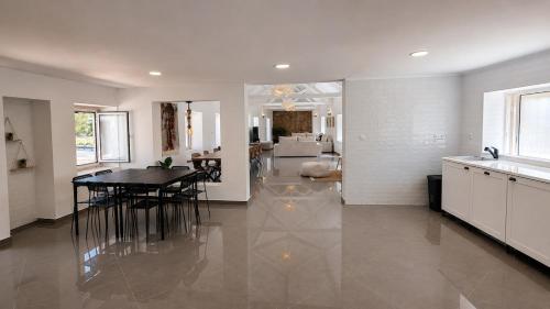ห้องครัว, Luxury Villa with Private Pool & Huge Garden in โมยตา