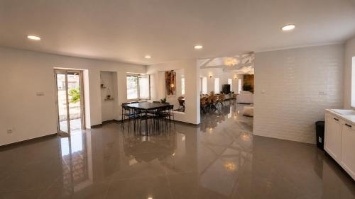 ห้องครัว, Luxury Villa with Private Pool & Huge Garden in โมยตา