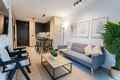 Luxury 1BR Apartment Steps to Parque Arauco Mall