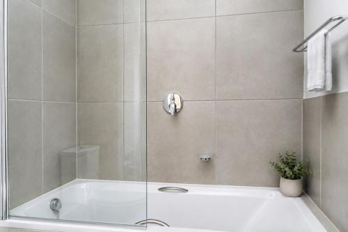 Bany, The Luxe Haven Spacious Modern Escape in Morningside
