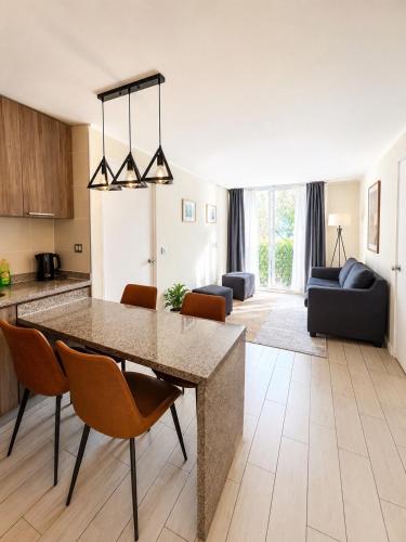 Center Apartment 2 Bedroom 2 Bath and Parking