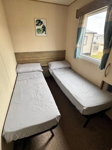 Camber Sands - Family Staycation, 3 BR, FREE WI-FI, PRIVATE PARKING 5