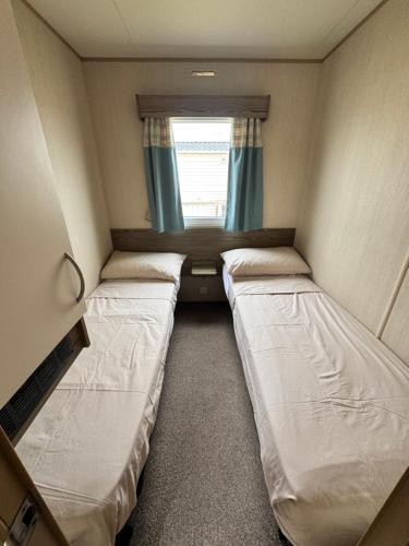 Camber Sands - Family Staycation, 3 BR, FREE WI-FI, PRIVATE PARKING 4