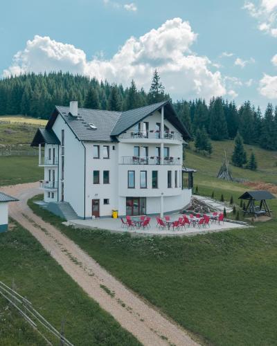 VILA DE PE DEAL in Poiana Negrii