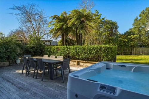 Lake Okareka - Spa Pool and Log Fire Sleeps 12 walk to the lake in 奧卡雷卡湖