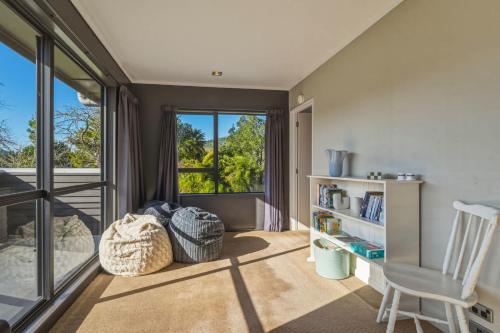 Lake Okareka - Spa Pool and Log Fire Sleeps 12 walk to the lake in 奧卡雷卡湖