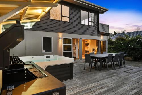 Lake Okareka - Spa Pool and Log Fire Sleeps 12 walk to the lake in 奧卡雷卡湖