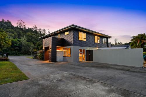 Lake Okareka - Spa Pool and Log Fire Sleeps 12 walk to the lake in 奧卡雷卡湖