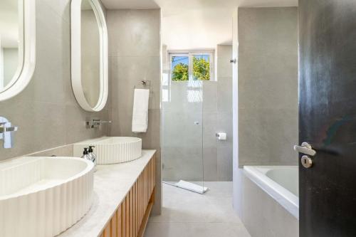 Ravensteyn Villa - Lux villa with Sea Views & Pool - image 2