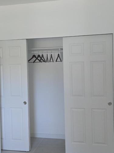Modern Comfort with Own Entrance and Free Parking in Bryn Mawr-Skyway