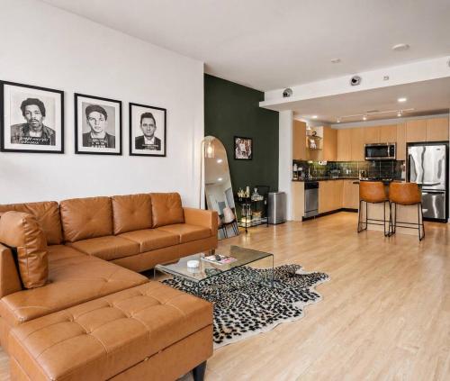 Downtown Dallas High Rise with Free Parking, Gym, Pool, City Views